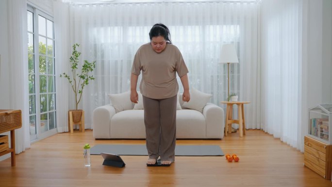 肥胖亚洲女性做运动减肥和在家保持健康，保健理念，运动，减肥