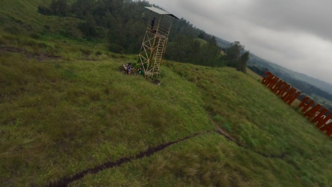 空中围绕fpv无人机飞行员遥控护目镜进行山地丘陵观测