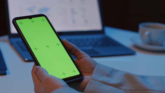绿屏手持智能手机绿幕抠像手机屏幕替换办公