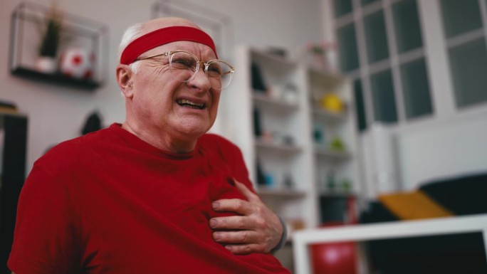 老年男子捂胸疼痛，心血管疾病，心力衰竭