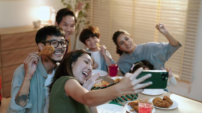 年轻快乐的一家人在家里的晚宴上合影。