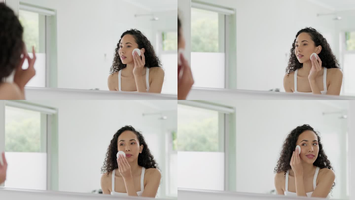 女人，化妆棉和化妆棉放在镜子里，在家里的浴室里洗脸，卸妆或清洁。快乐女性用拭子擦拭化妆品，用于皮肤病
