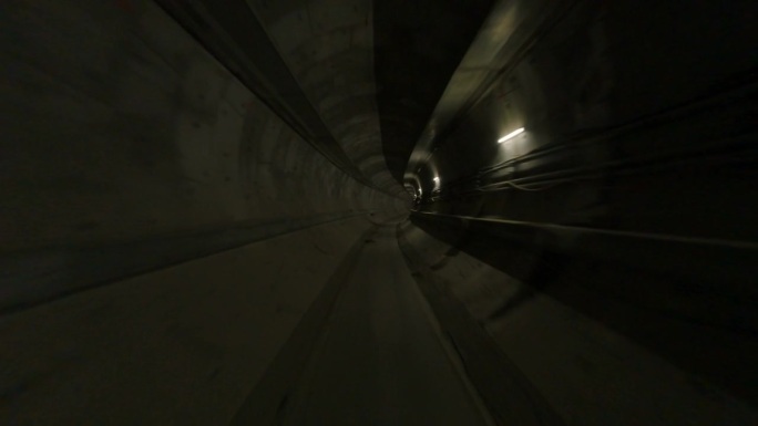 无人机飞行第一人称视角飞行通过一个圆形隧道或下水道