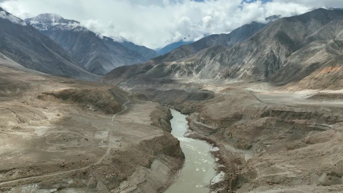 巴基斯坦北部吉尔吉特-巴尔蒂斯坦，沿着喀喇昆仑公路的罕萨河和喀喇昆仑山脉的空中无人机视图。