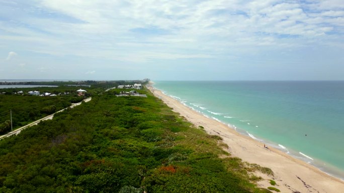 航拍视频霍比湾佛罗里达州朱庇特岛上升的海滩和自然景观