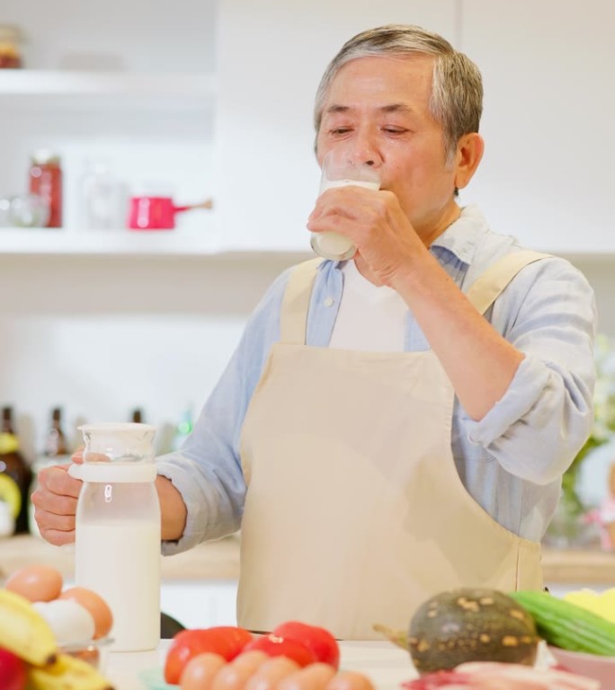 亚洲老人倒牛奶老爷爷厨房做饭喝牛奶竖屏