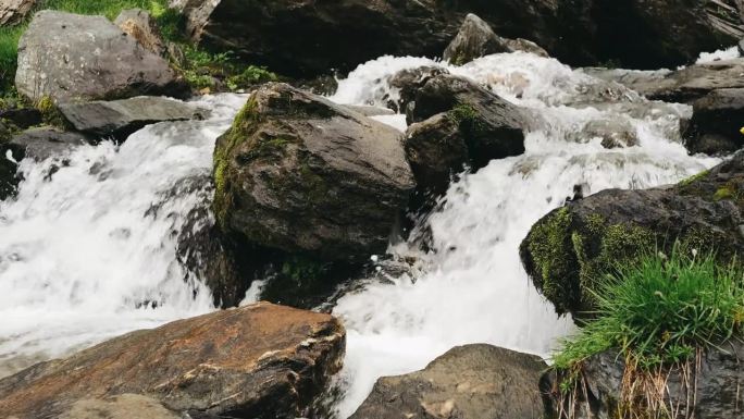 山瀑布巴利亚河在夏天流动在输血加拉萨公路。