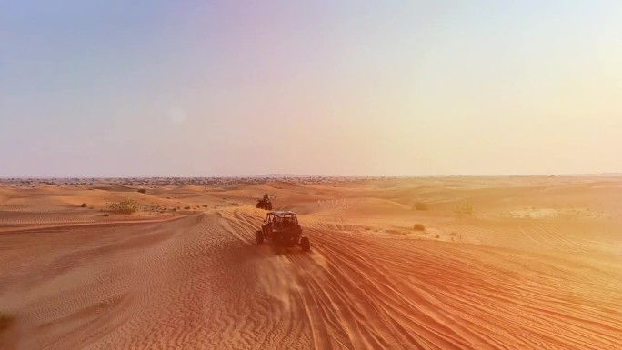 在日落时分在沙漠里骑四轮马车