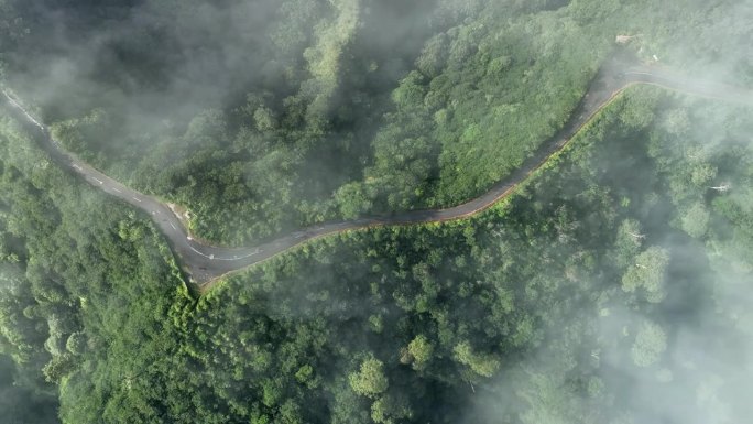 鸟瞰山坡上的道路，山的最高点在完全被森林覆盖的山脉中是美丽的，克卢德火山和蓝色的火山口，克卢德火山，