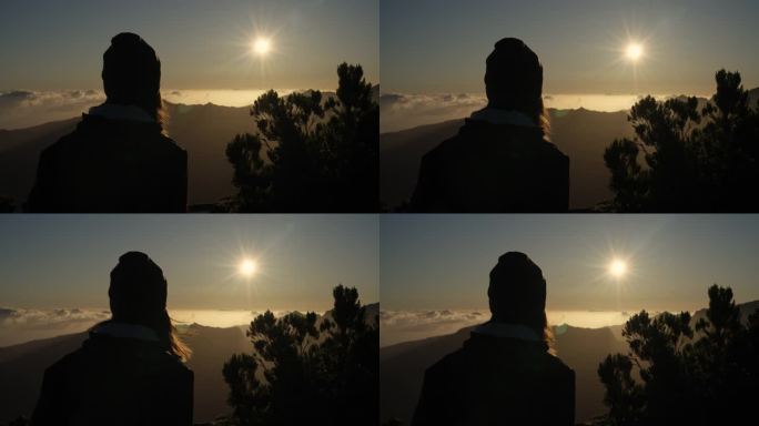 一个人在山上看日落