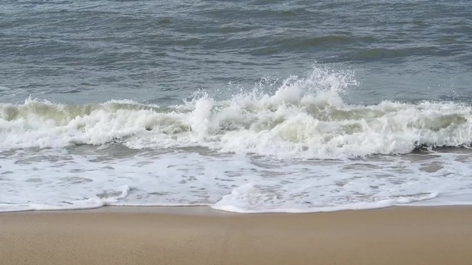 海洋背景的动态壁纸。暴风雨，黑暗的水，白色的海泡沫，空沙滩，沙滩，海浪