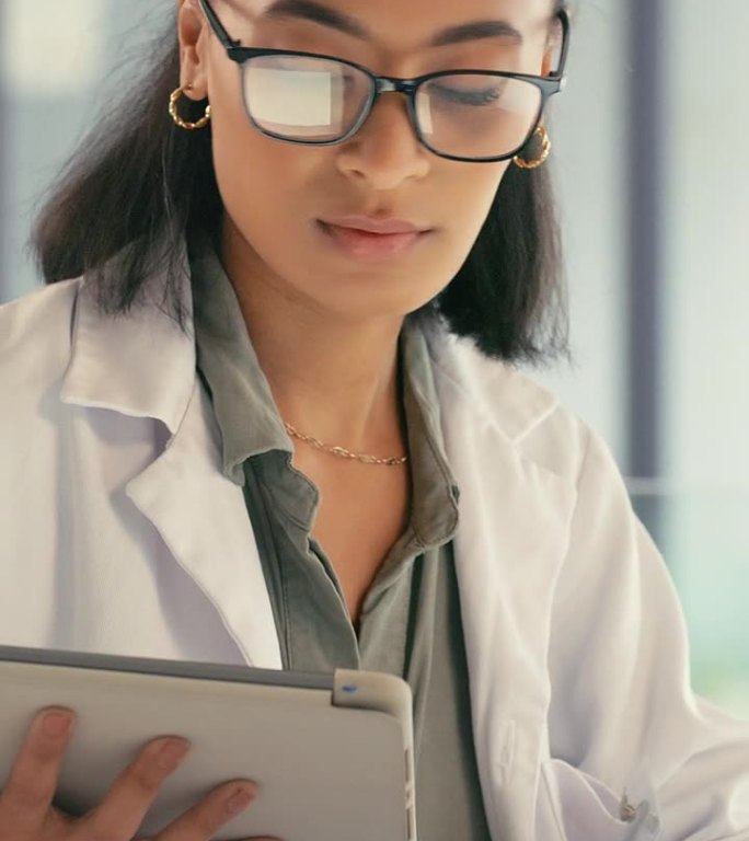 女性、医生或用于检测结果分析、药物研究或医疗保险管理的数字平板电脑。医务工作者对医院技术进行排班计划