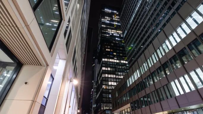 法兰克福市中心摩天大楼的超高分辨率。市区的夜晚，办公楼抬头。