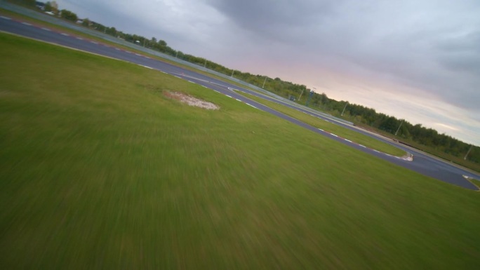 POV无人机高空鸟瞰赛车赛道。高速跟踪一辆汽车