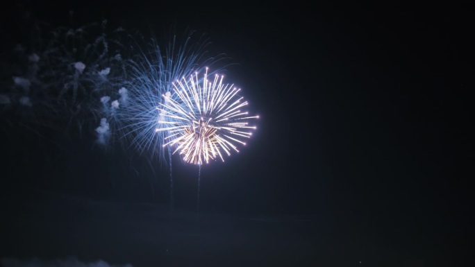 夜空中的烟花适合在7月4日或新年庆祝活动。慢动作镜头