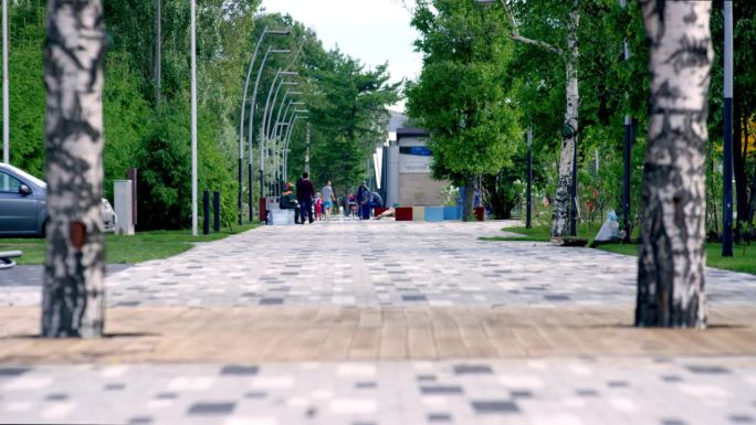 城市公园内铺有石板的步行区