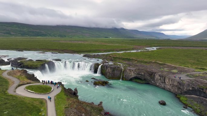 冰岛Skjalfandafljot河上的Godafoss瀑布鸟瞰图。史诗无人机拍摄山瀑布。慢镜头。