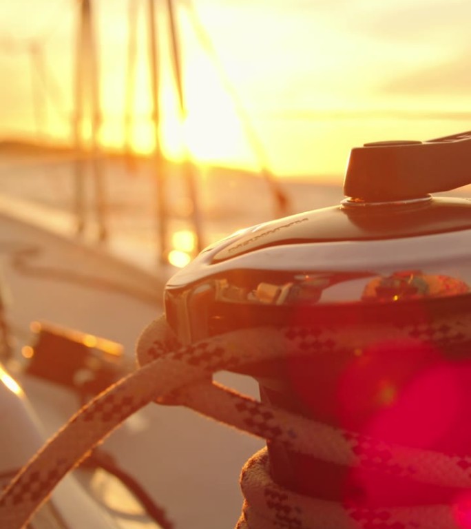 日落时帆船上绞车系绳的慢动作镜头