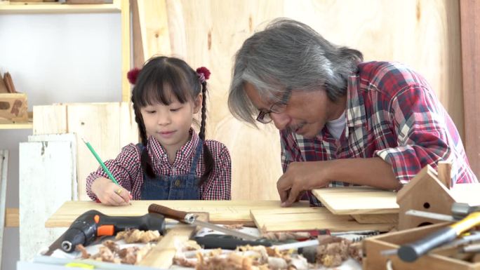 小生意木匠家庭生活方式活动理念，经验丰富的老木工传授知识给他的家庭成员，享受良好的关系，爱好和亚洲兄