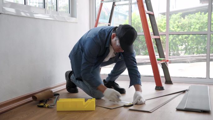 家居施工，业主拼花地板安装。