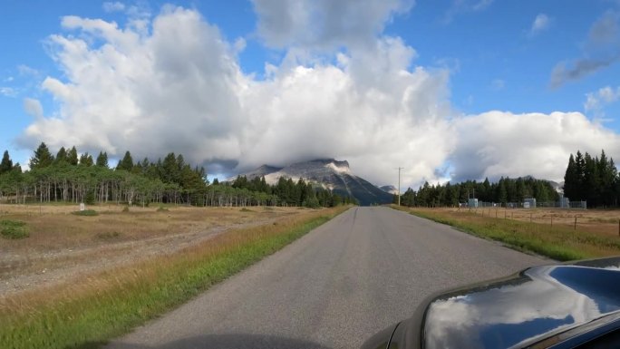 沿着山路行驶的风景