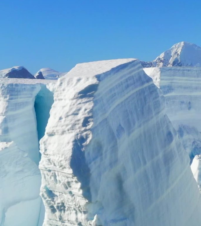 垂直拍摄的冰山在南极的南极海洋。