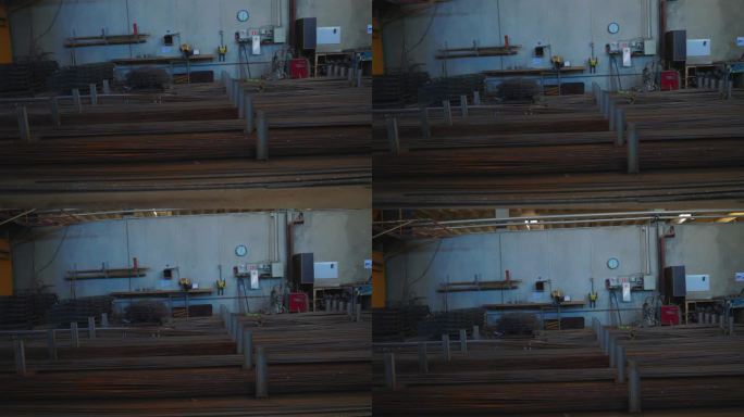 金属加工车间仓库中用来加固混凝土的钢棒或钢筋。现代工业企业。