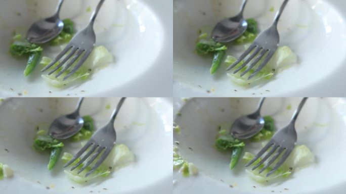 在餐桌上吃完东西后把盘子倒空