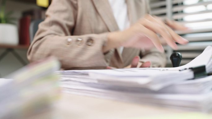 女律师或法官在法庭上做笔记的手特写，律师业务在桌子办公室工作。