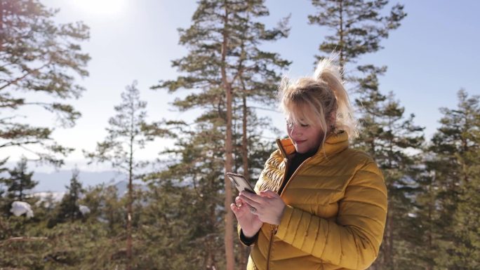 寒假期间，一名女子在山上使用手机