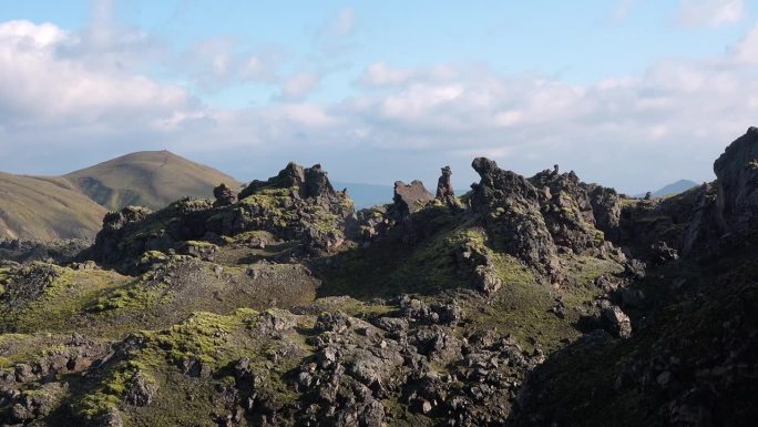 冰岛。美丽的风景。难忘的旅行。奇妙的北欧自然形成天堂般的风景与山。冰岛户外。三脚架拍摄。充满云彩的天