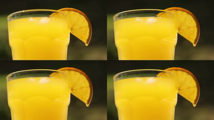特写镜头里的橙汁。模糊