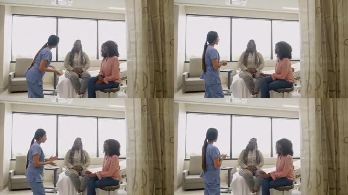 女护士走进房间向成熟妇女解释医院的程序