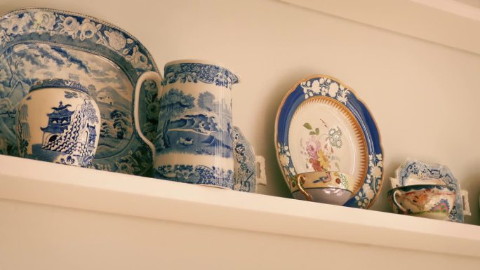 瓷器收藏在架子上典型的家庭细节