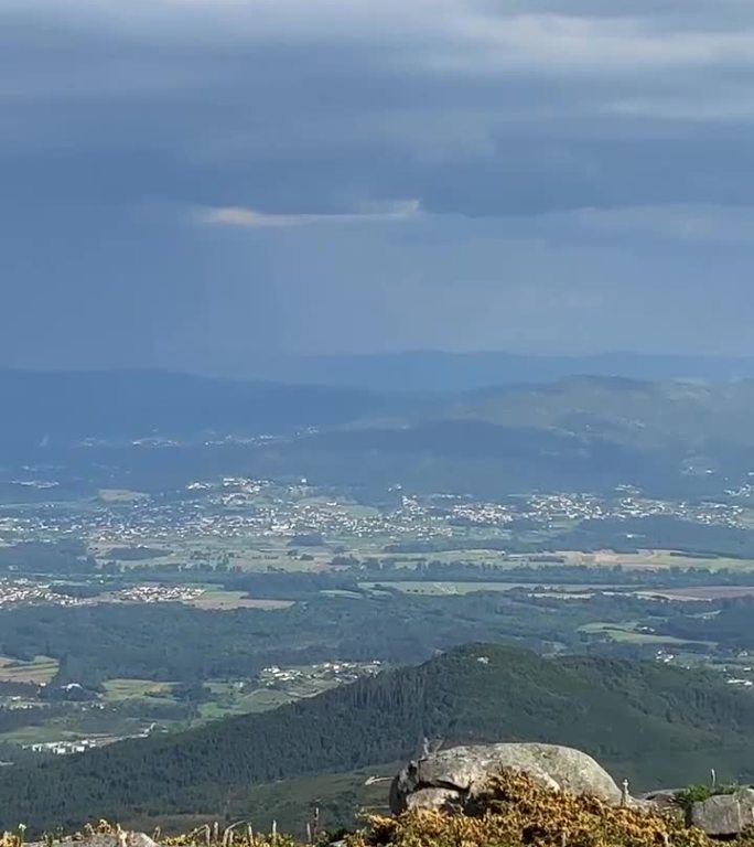 在葡萄牙最高的山峰维亚纳城堡上，你还可以看到巨大的白云，你可以在上面写文字和字幕，以及广告