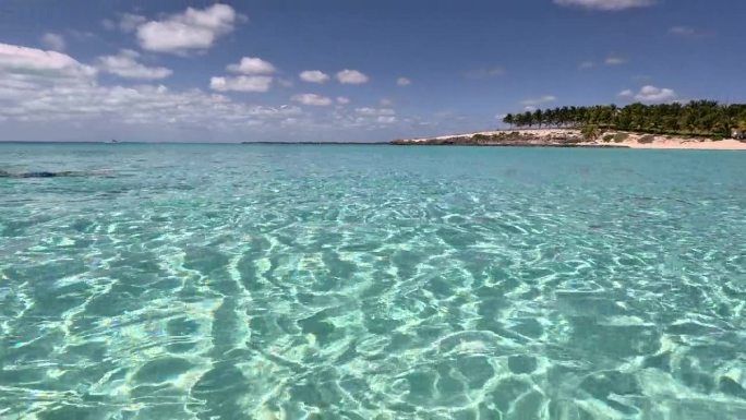 女人在加勒比海享受假期时光