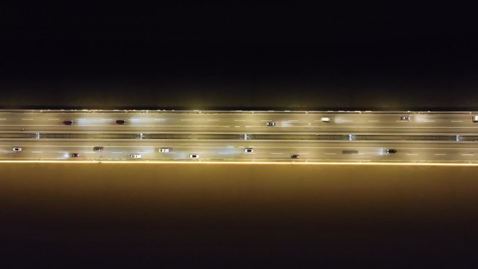 公路和桥梁的夜间视角。