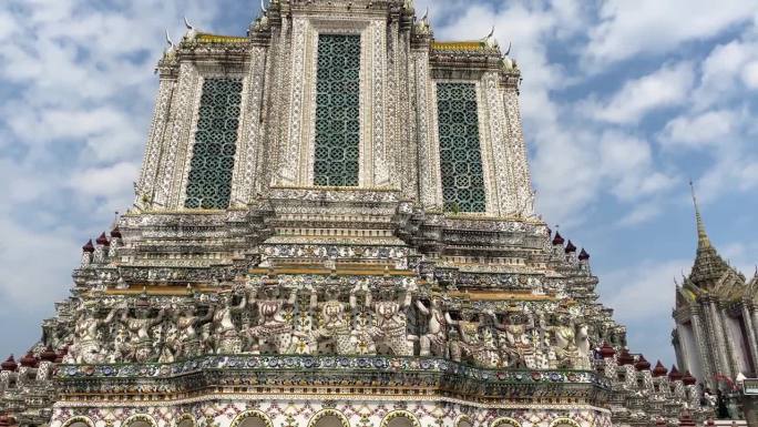 泰国首都的名片是佛教寺庙Wat Arun，黎明寺，它位于湄南河岸边