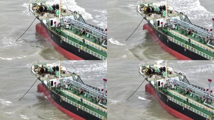 航拍无人机拍摄的画面:暴风雨过后，海浪将大型货船冲到靠近岛屿海岸的沙滩上