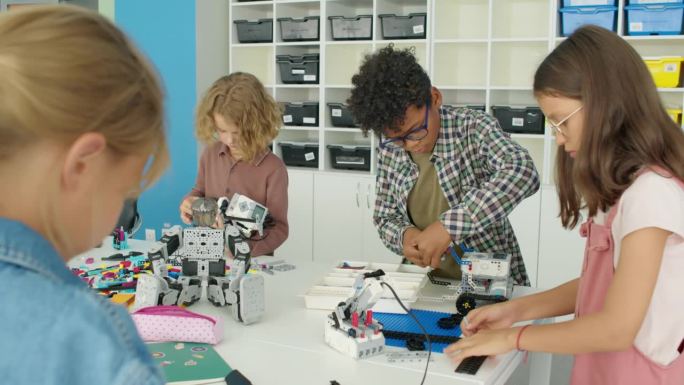 多民族儿童在课后科学俱乐部制作机器人模型