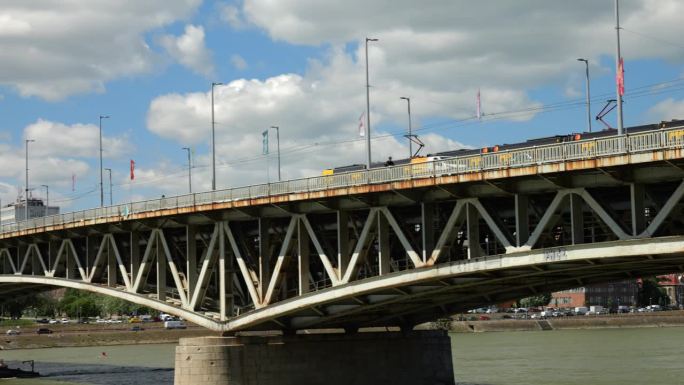 Petőfi桥(以Sándor Petőfi命名)是布达佩斯的一座桥，连接多瑙河上的佩斯和布达。它是