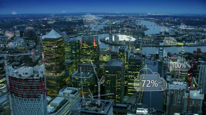 云计算图标和伦敦鸟瞰图上的百分比。技术理念、数据通信、人工智能、物联网。智能城市天际线中的网络连接。