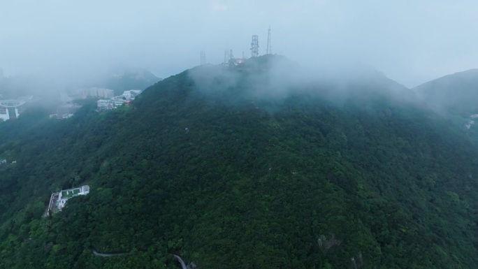 城市中雾和云的电信天线鸟瞰图，连接技术概念