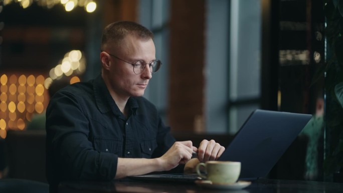 远程工作，自由职业者坐在咖啡馆里，桌上放着笔记本电脑，商人的肖像