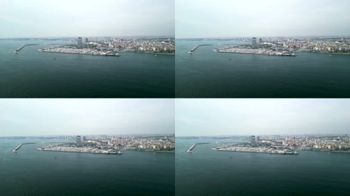 Atakoy码头和Bakirkoy渡轮与伊斯坦布尔城市在背景圈