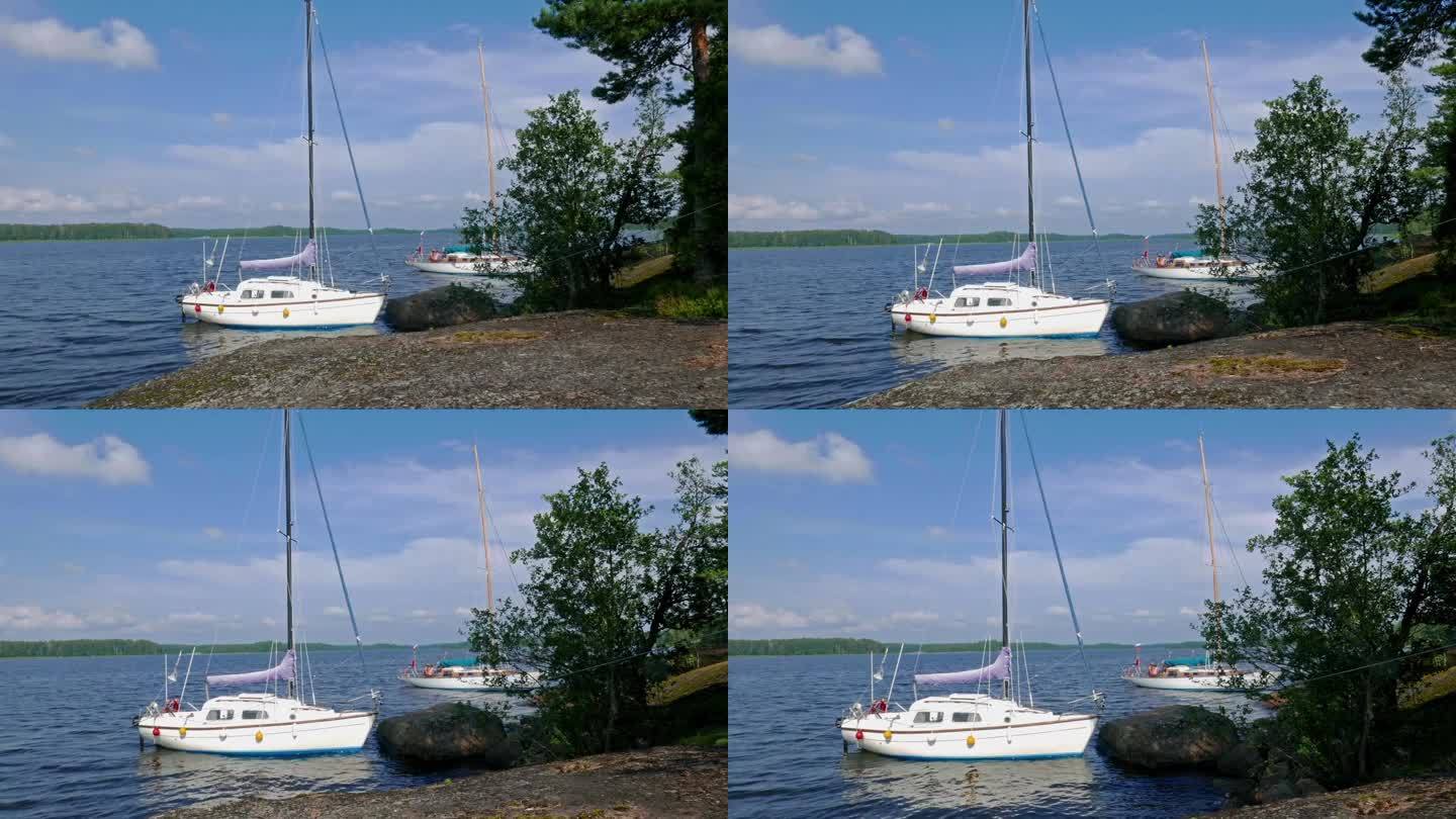 帆船停泊在海滩上