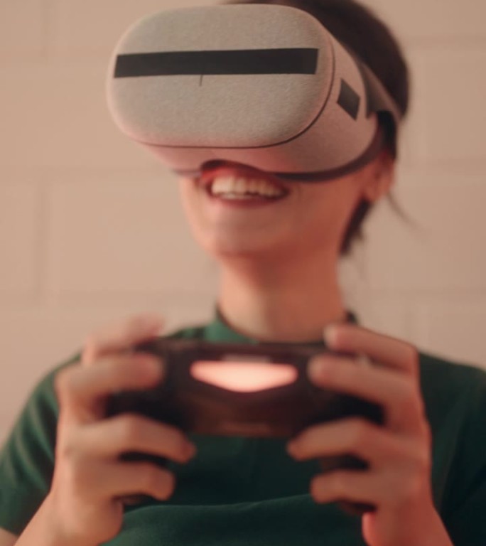 数字娱乐乐趣:虚拟现实游戏与时尚的女人在家里在VR 360头显。