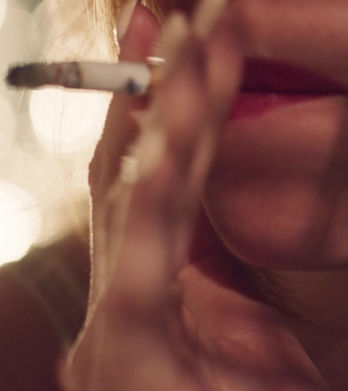 一位优雅美丽的女士在新年晚会上抽着烟。
