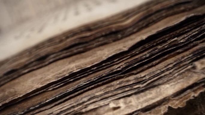 滑块宏观视图古代莎草纸，档案手稿。中世纪图书馆大部头