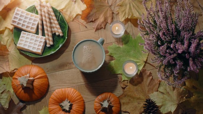 桌面视频装饰秋季构图在温暖的气氛与华夫饼，树叶和茶与牛奶，4k 60p Prores HQ